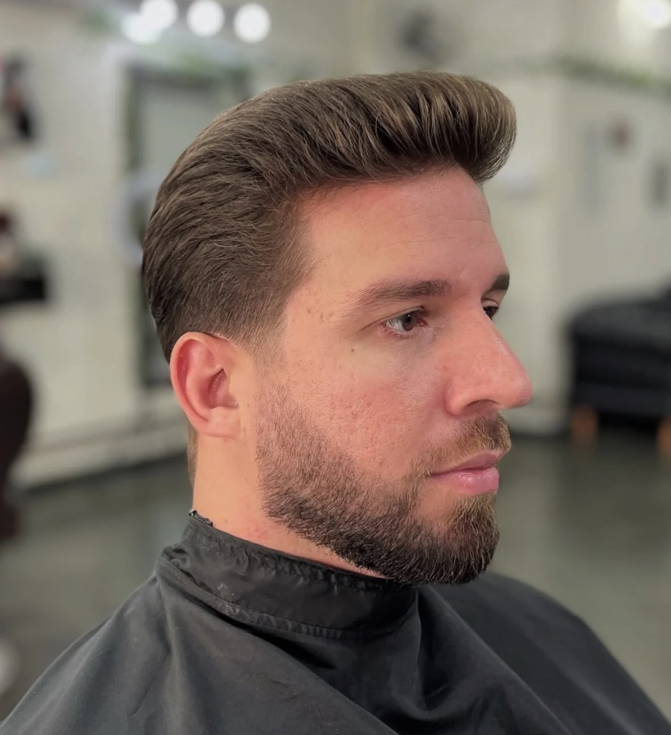 Corte masculino com volume e barba curta realizado por TAY