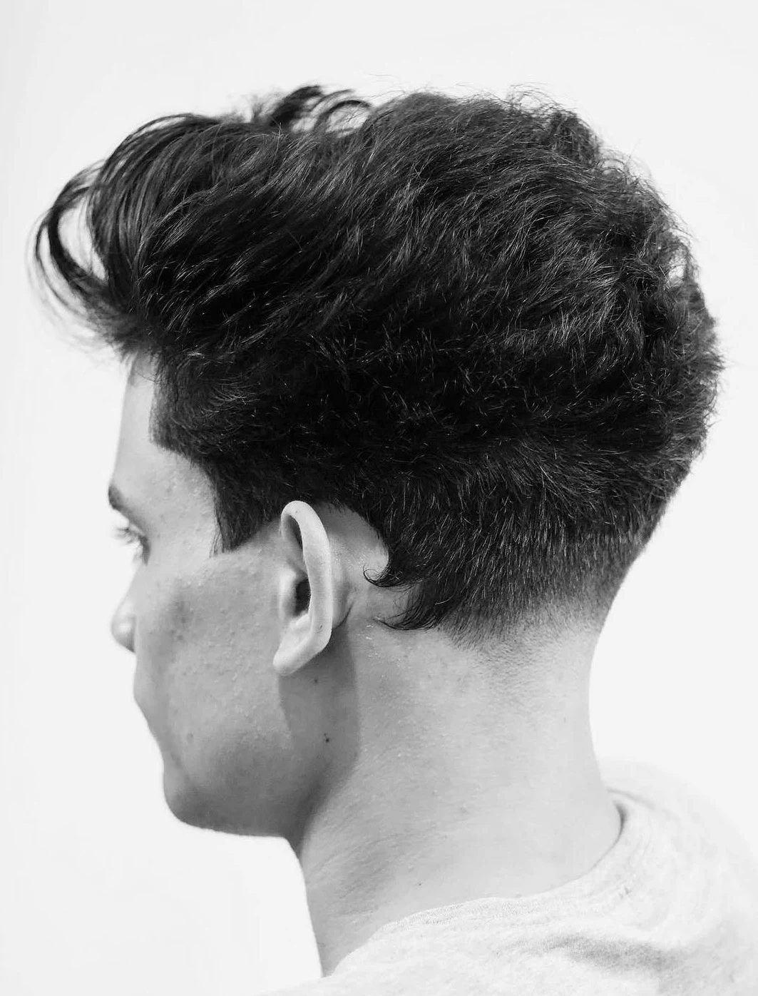 Corte masculino com textura e acabamento na nuca realizado por TAY